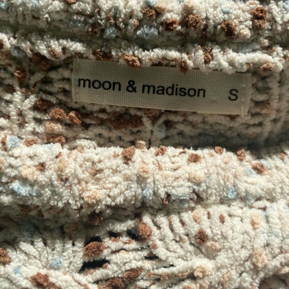 moon & madison Textured Knit Sweater in Cream and Gray - Picture 6 of 6